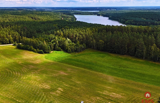 Działka budowlana w pobliżu jeziora.