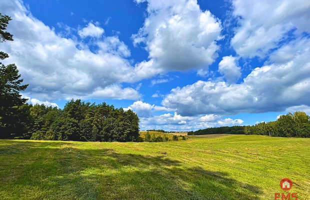 Działka budowlana w pobliżu jeziora.