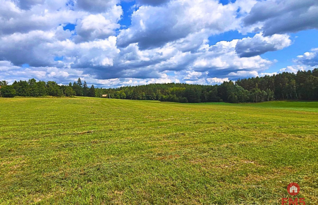 Działka budowlana w pobliżu jeziora.
