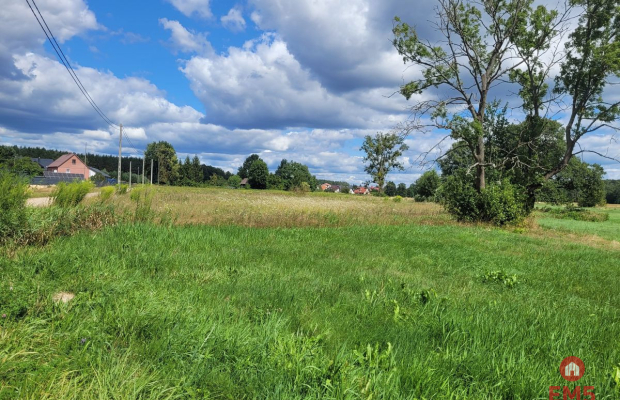 Działka budowlana wśród zieleni.