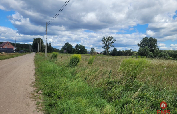 Działka budowlana wśród zieleni.