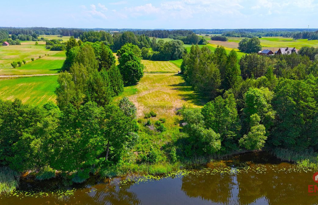 Działka nad jeziorem
