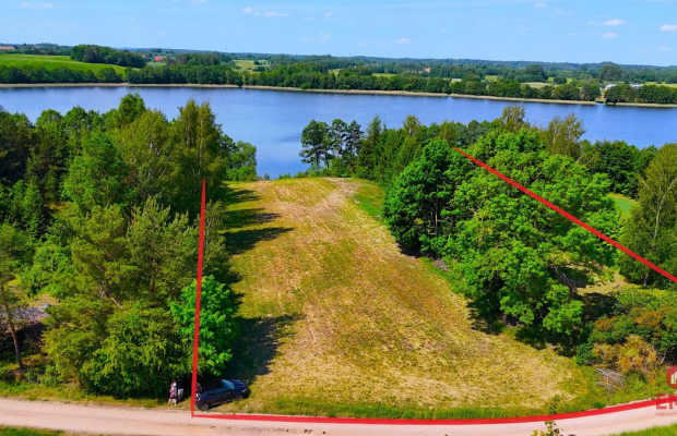 Działka nad jeziorem