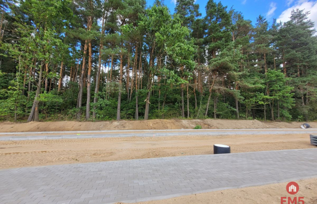 Działka inwestycyjna w pobliżu lasu.