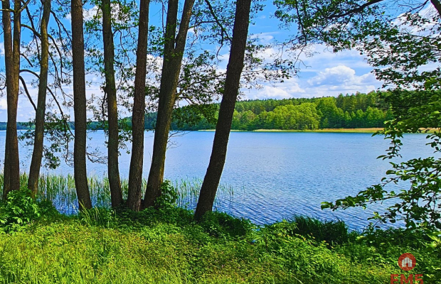 Działka budowlana z dostępem do jeziora.