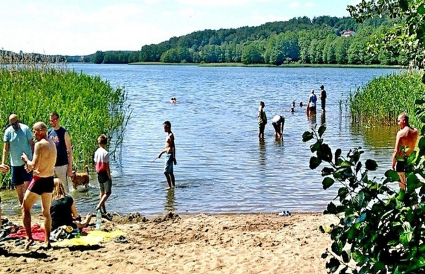 Noclegi nad kaszubskim jeziorem, obok Wieżycy i domu do góry nogami.