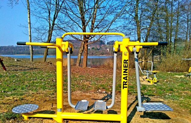 Noclegi nad kaszubskim jeziorem, obok Wieżycy i domu do góry nogami.