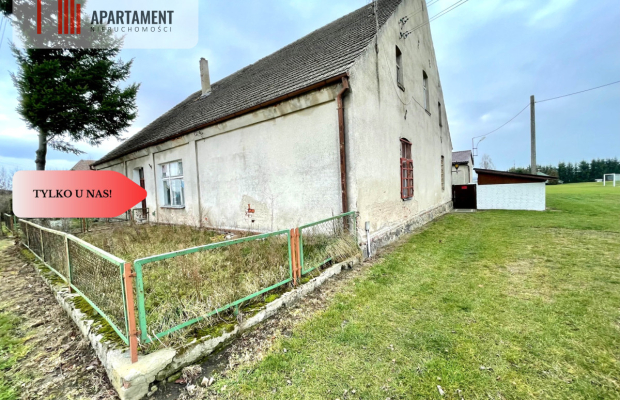 Dom z czerwonej cegły na wsi