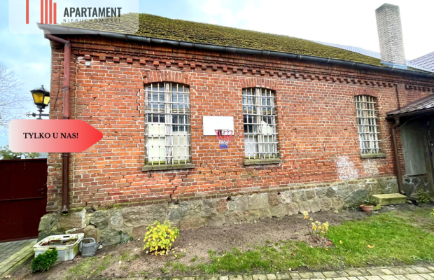 Dom z czerwonej cegły na wsi