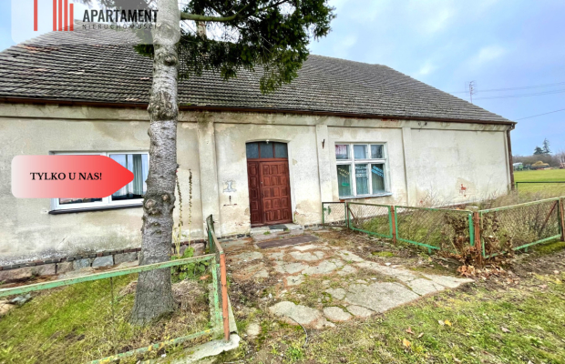 Dom z czerwonej cegły na wsi