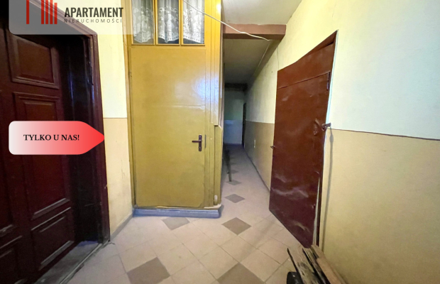 Dom z czerwonej cegły na wsi