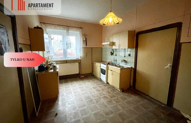 Dom z czerwonej cegły na wsi