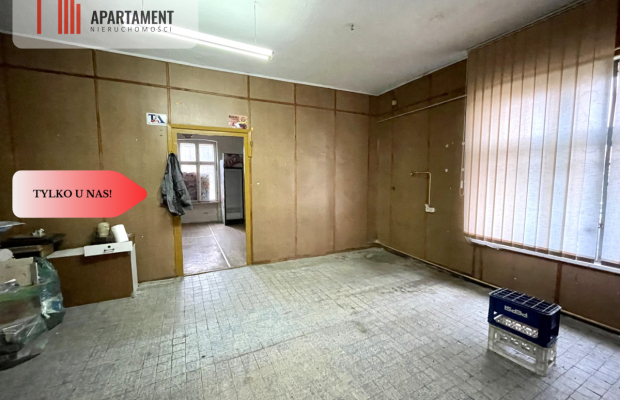 Dom z czerwonej cegły na wsi