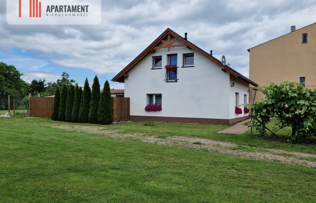 Dwa domy wolnostojące w spokojnej okolicy