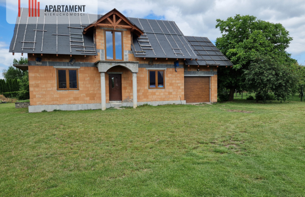 Dwa domy wolnostojące w spokojnej okolicy