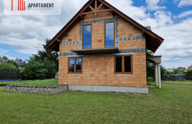 Dwa domy wolnostojące w spokojnej okolicy