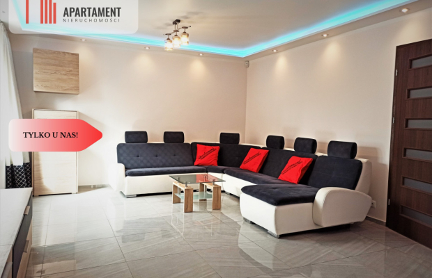 Dom po remoncie z budynkami usługowymi w centrum