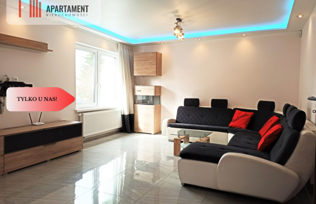 Dom po remoncie z budynkami usługowymi w centrum