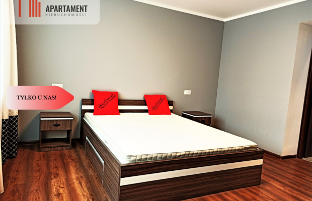 Dom po remoncie z budynkami usługowymi w centrum