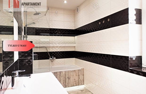 Dom po remoncie z budynkami usługowymi w centrum