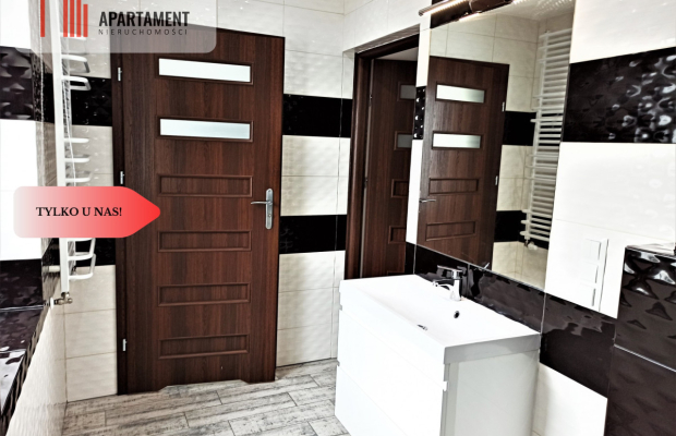 Dom po remoncie z budynkami usługowymi w centrum