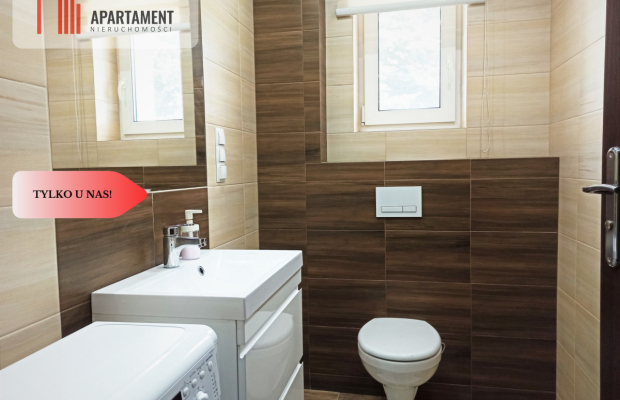 Dom po remoncie z budynkami usługowymi w centrum