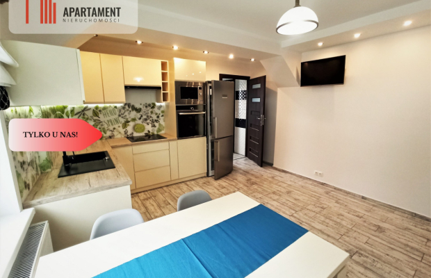 Dom po remoncie z budynkami usługowymi w centrum