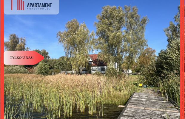 Duży dom na brzegu jeziora .