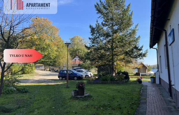 Duży dom na brzegu jeziora .