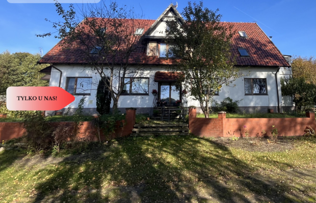 Duży dom na brzegu jeziora .