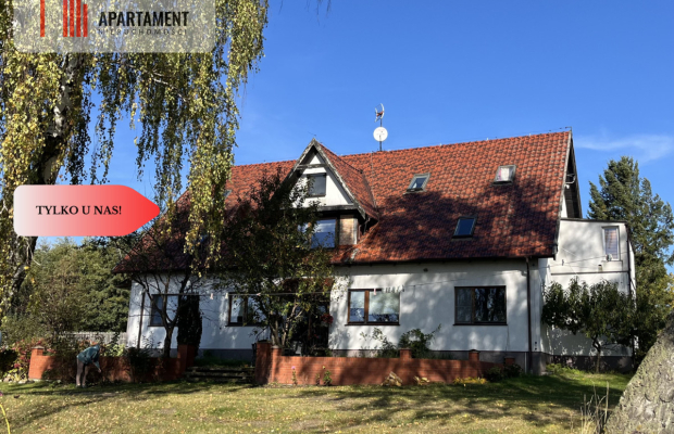 Duży dom na brzegu jeziora .