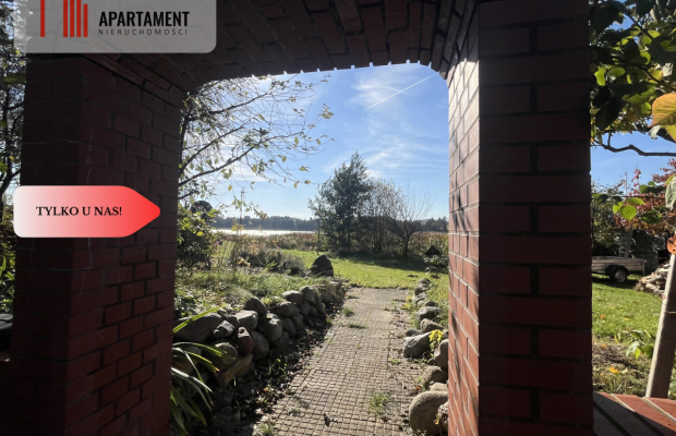 Duży dom na brzegu jeziora .