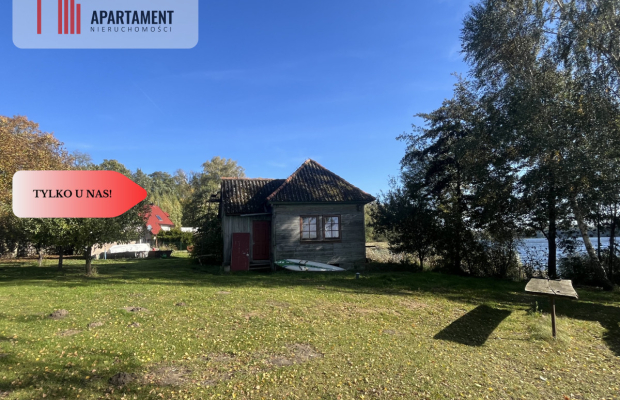 Duży dom na brzegu jeziora .