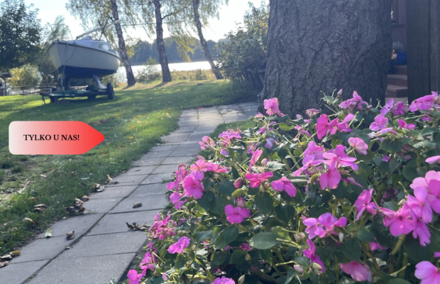 Duży dom na brzegu jeziora .