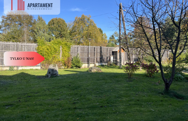 Duży dom na brzegu jeziora .