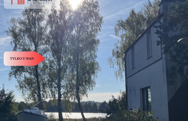 Duży dom na brzegu jeziora .