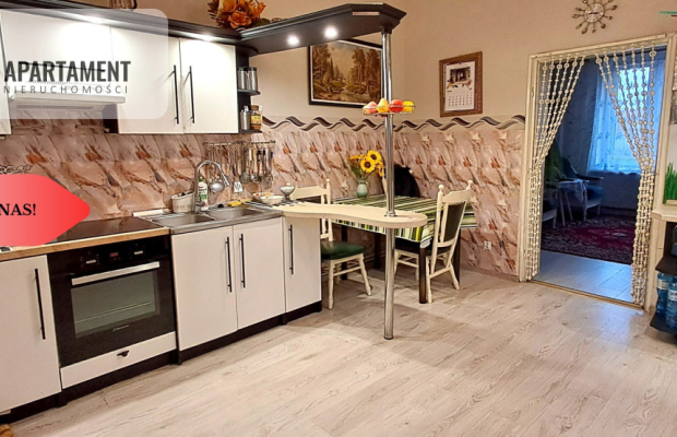 Dom z dużym budynkiem gospodarczym