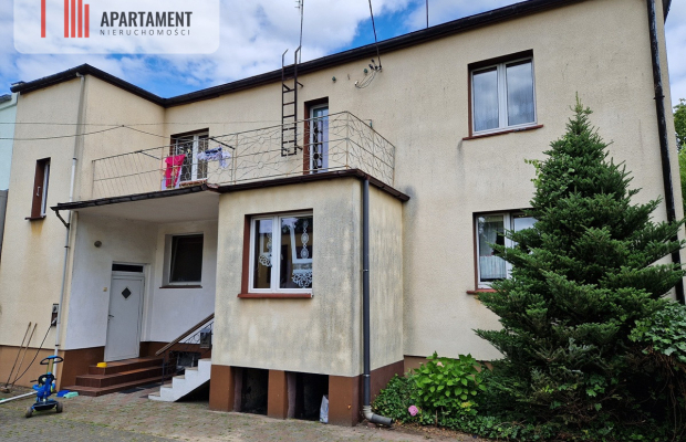 Dom z dwoma odrębnymi mieszkaniami, blisko centrum