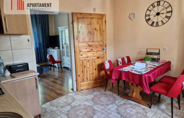 Dom z dwoma odrębnymi mieszkaniami, blisko centrum