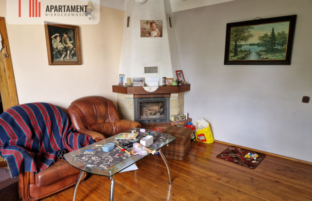 Dom z dwoma odrębnymi mieszkaniami, blisko centrum