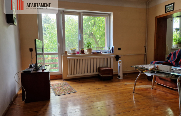 Dom z dwoma odrębnymi mieszkaniami, blisko centrum