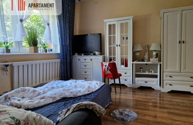 Dom z dwoma odrębnymi mieszkaniami, blisko centrum