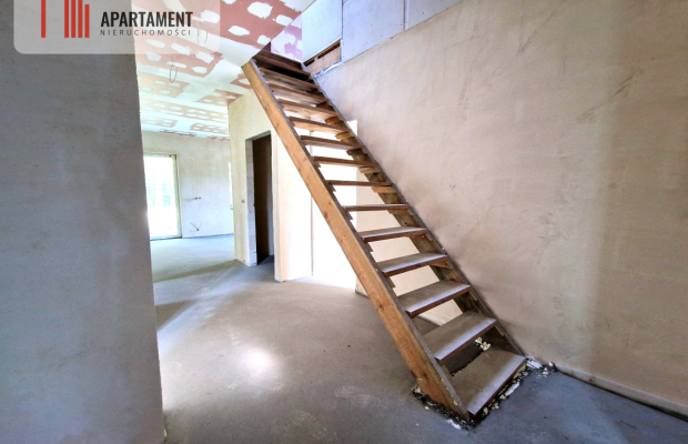 Dom jednorodzinny pod lasem.