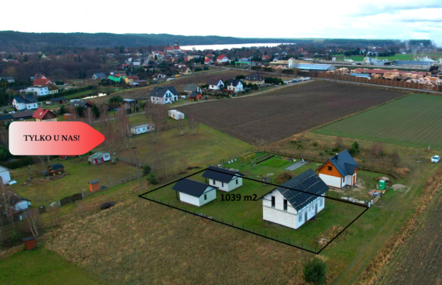 Budynek mieszkalny z domkami rekreacyjnymi.