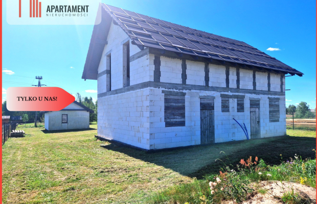 Budynek mieszkalny z domkami rekreacyjnymi.