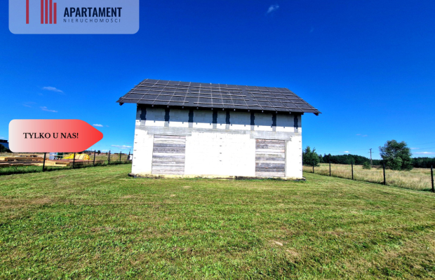 Budynek mieszkalny z domkami rekreacyjnymi.