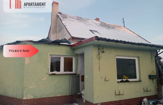 Dom z budynkiem gospodarczym.