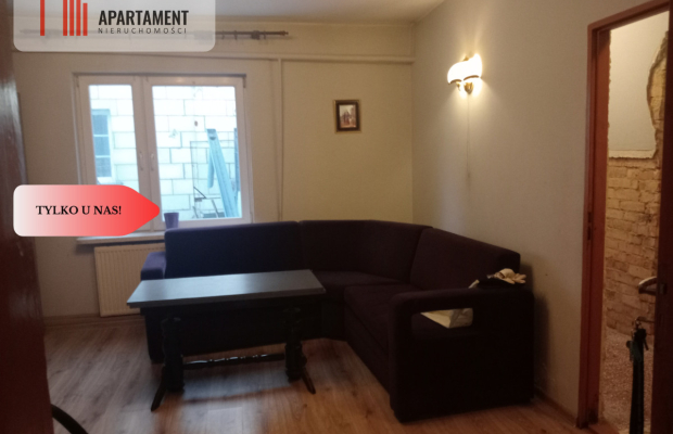 Dom z budynkiem gospodarczym.