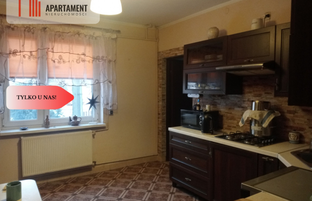 Dom z budynkiem gospodarczym.