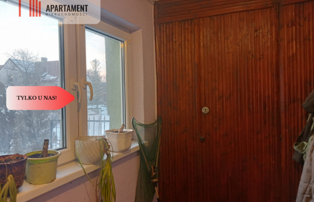 Dom z budynkiem gospodarczym.